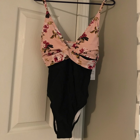 *LAST ONE*CUPSHE One piece bathing suit. New! - Picture 2 of 8